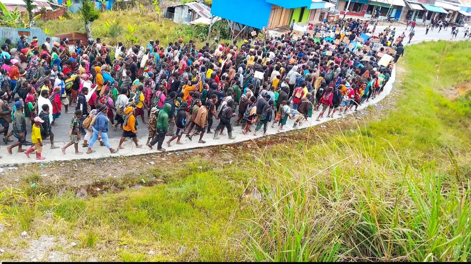 FLIK-Ratusan-warga-Kabupaten-Intan-Jaya-di-Provin.jpg
