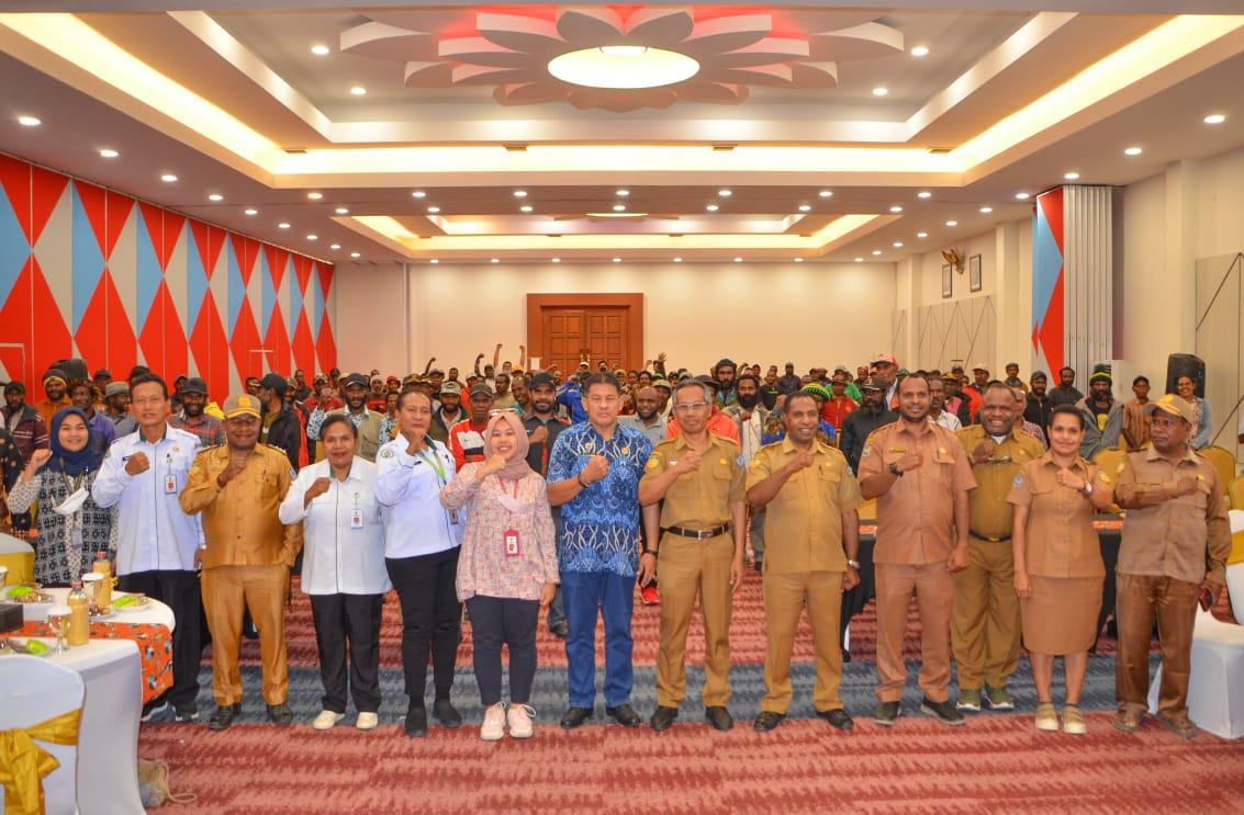 Foto-Bersama-Asisten-I-Jayawijaya-Dr-Tinggal-Wusono-dengan-Kementerian-Desa_234.jpg