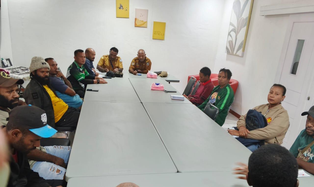 Foto-bersama-Ketua-Askab-PSSI-Kabupaten-Jayaw.jpg