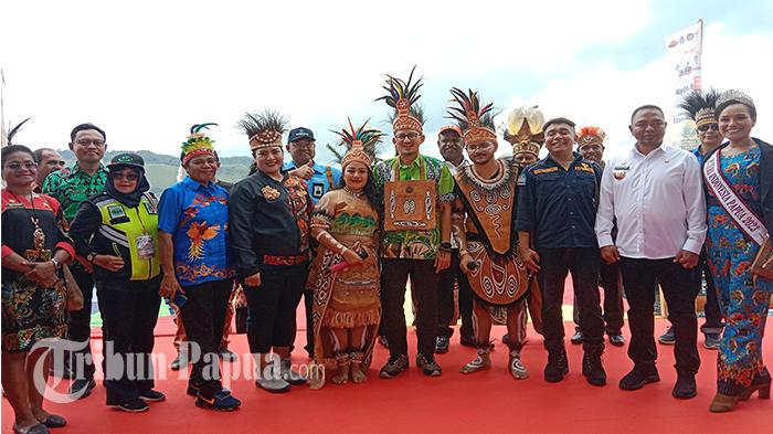 Foto-bersama-Menteri-Pariwisata-dan-Ekonomi-Kreatif-Sandiaga-Uno-menye.jpg