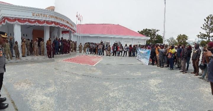 Aliansi Demo DPR Papua Pegunungan Desak Pemerintah Selesaikan Drama Verifikasi Honorer K2