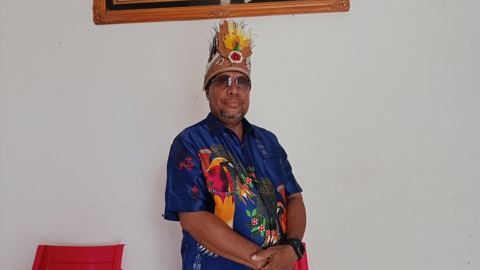 Guru-SMA-YPK-Ebenhaizer-Sarmi-Enos-Worumboy.jpg