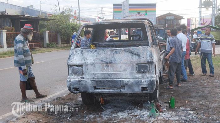 HANGUS-Kerangka-mobil-pick-up-usai-terbakar-di-Jalan-Ahmad-Yani-Merauke.jpg