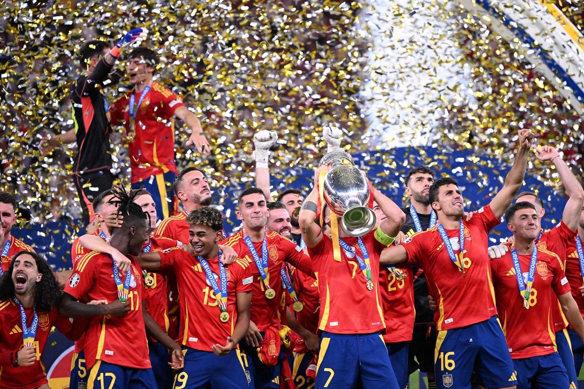 JUARAI-PIALA-EROPA-Kapten-Spanyol-Alvaro-Morata-menga.jpg