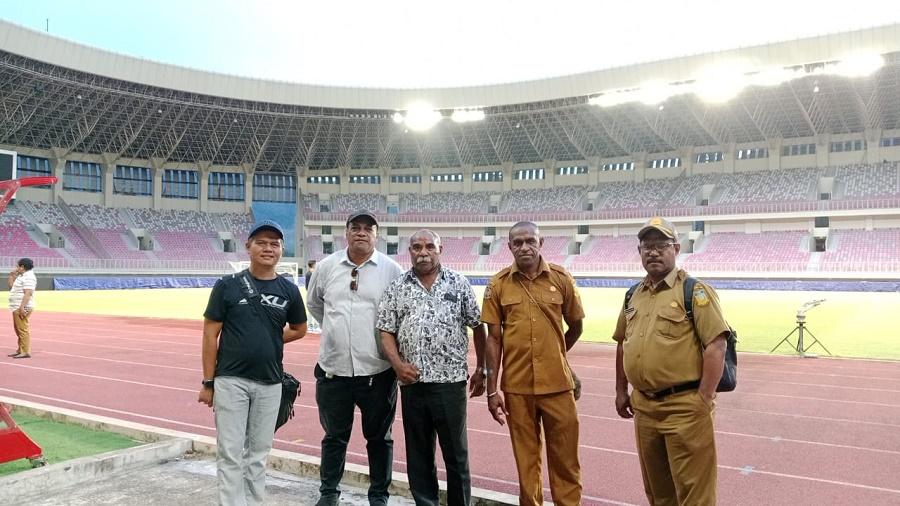 Jack-Komboy-dan-panitia-lain-saat-memantau-stadion-Lukas-Enembe.jpg