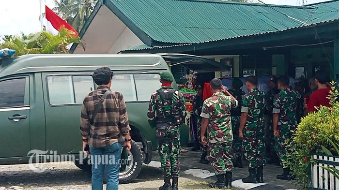 Jenazah-Sertu-Robertus-Simbolonditerbangkan-ke-kampung-halamannya-di-Kecamatan-Sitio-tio.jpg