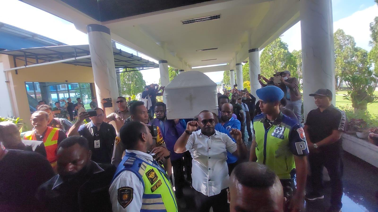Jenazah-mantan-Gubernur-Papua-Lukas-Enembe-telah-tiba-di.jpg