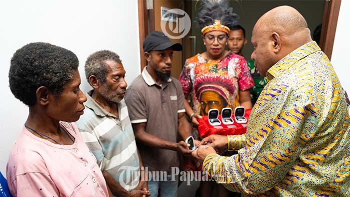 KESEHATAN-Gubernur-Papua-Matius-Fakhiri-menyerah.jpg