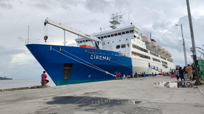 KM-Ciremai-saat-bersandar-di-pelabuhan-laut-Fakfak-Papua-Barat-Jumat-21112025.jpg