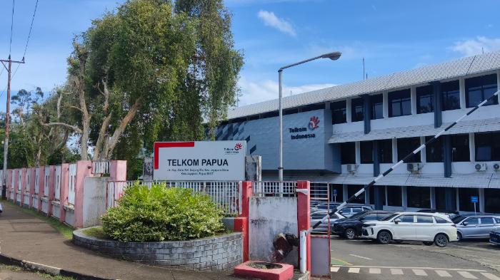 Kantor-Telkomsel-Papua-di-Kelurahan-Tanjung-Ria-Distrik-Jayapura-Utara.jpg