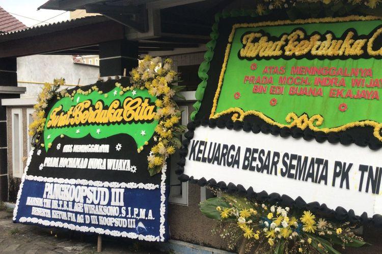 Karangan-bunga-masih-menghiasi-sekitar-rumah-duka-almarhum-Prada-Indra-Wijaya.jpg