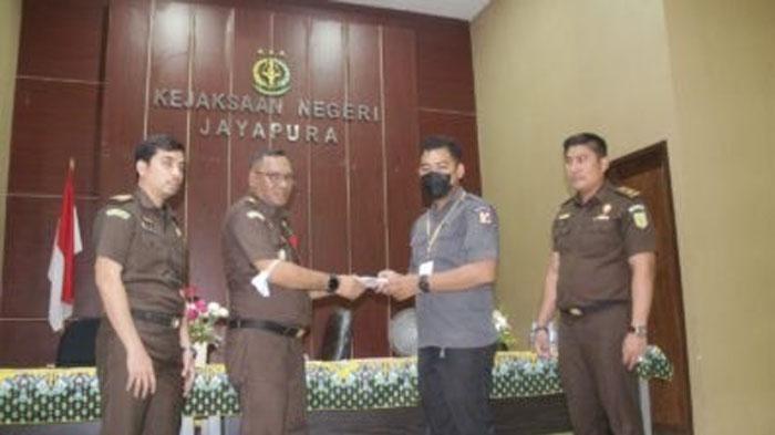 Kejaksaan-Negeri-Jayapura-saat-menyerahkan-uang-barang-bukti.jpg
