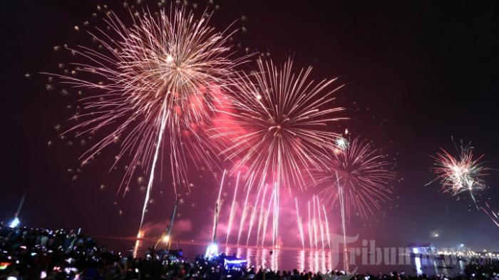 Kembang-api-saat-malam-pergantian-tahun-2018-di-Pantai-Lagon-Ancol.jpg