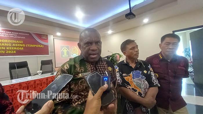 Kepala-Badan-Perbatasan-Kabupaten-Keerom-Noak-Wasanggaia.jpg