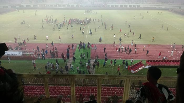 Kericuhan-pecah-di-Stadion-Lukas-Enembe-setelah-Persipura-kalah-dari-Adhyaksa-FC.jpg