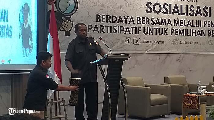 Ketua-Bawaslu-Kota-Jayapura-Frans-Rumsawir-dalam-sosialisa.jpg