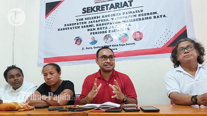 Ketua-Tim-Seleksi-Anggota-Bawaslu-Wilayah-I-Papua-Jacksen-Yumame.jpg