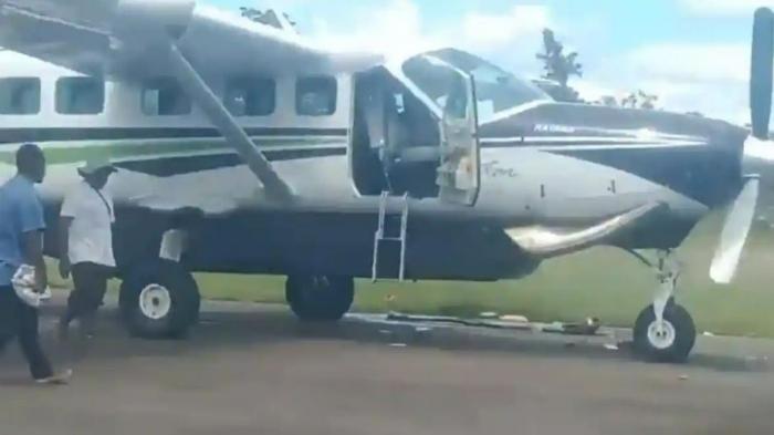 papua/Kondisi-pesawat-Smart-Air-yang-ditembaki-sesaat-setelah-mendarat-di-Korowai.jpg