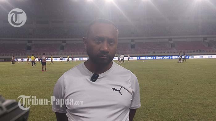 LIGA-1-Presiden-Klub-PSBS-Biak-Yan-Permenas-Mandenas-memberikan-diwawancarai.jpg
