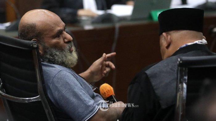 Lukas-Enembe-menjalani-sidang-dakwaan.jpg