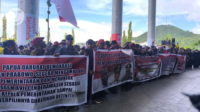 BREAKING NEWS: Massa Geruduk Kantor Gubernur Papua, Tuntut Netralitas ASN dan Polri di PSU Pilkada