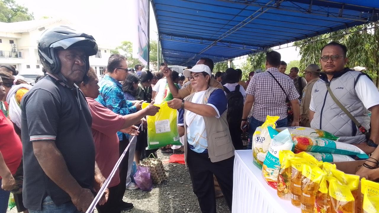 Pemkab Jayapura Gelar Pasar Murah, Warga Serbu Beras dan Minyak Tanah 
