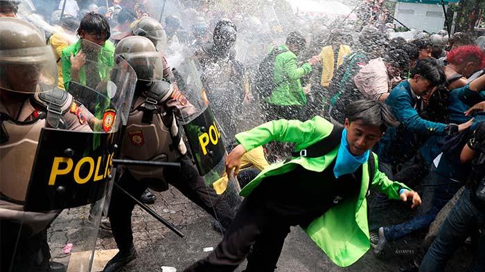 Mahasiswa-dan-polisi-terlibat-bentrokan-dan-aksi-sa.jpg