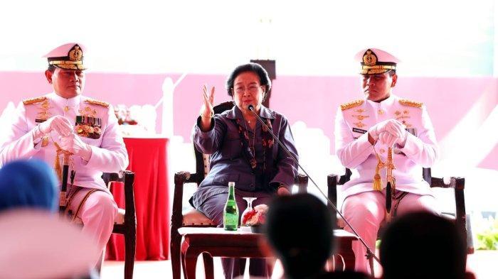 Megawati-Soekarnoputri-saat-pengukuhan-Komandan-KRI-Bung-Karno-369.jpg
