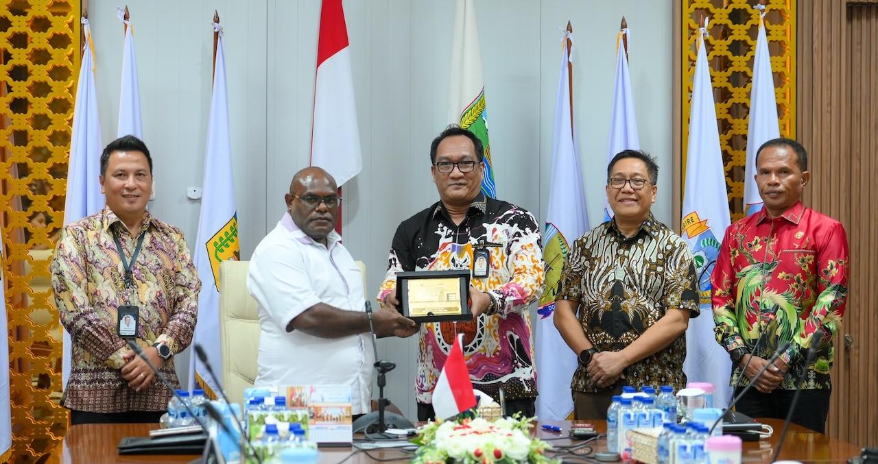 Meki-Gandeng-Tiga-Bank-Besar.jpg