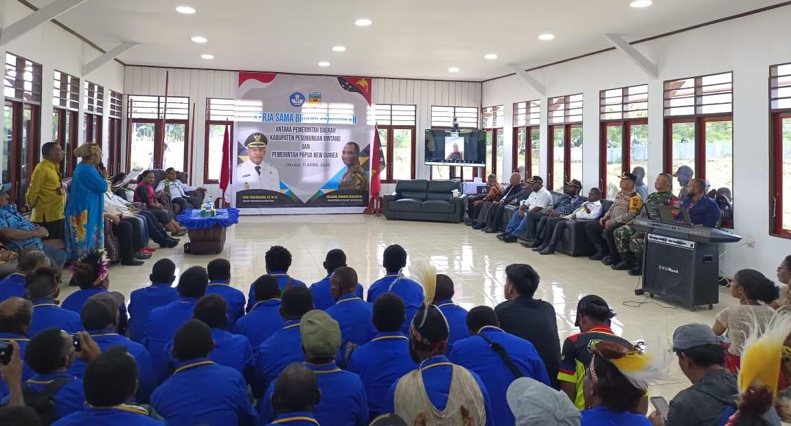 NDIDIKAN-PAPUA-Bupati-Pegunungan-Bintang-Spei-Yan-Bidana.jpg