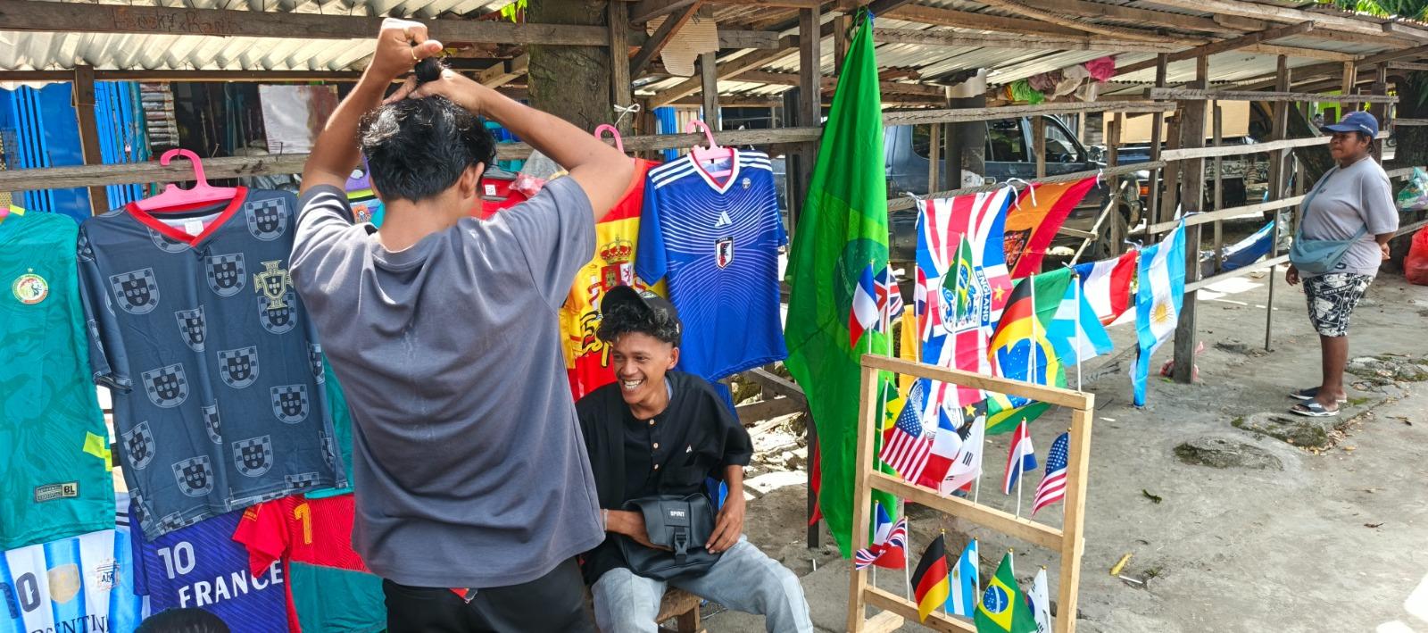 NIA-Dino-Wali-sedang-duduk-pedagang-mu.jpg