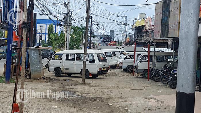PARKIR-SEMBARANG-Sejumlah-angkot-kota-jayapura.jpg