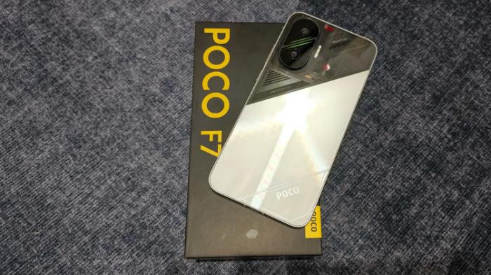 POCO-F7-varian-Cyber-Silver-Edition-beserta-kotak-kemasannya.jpg