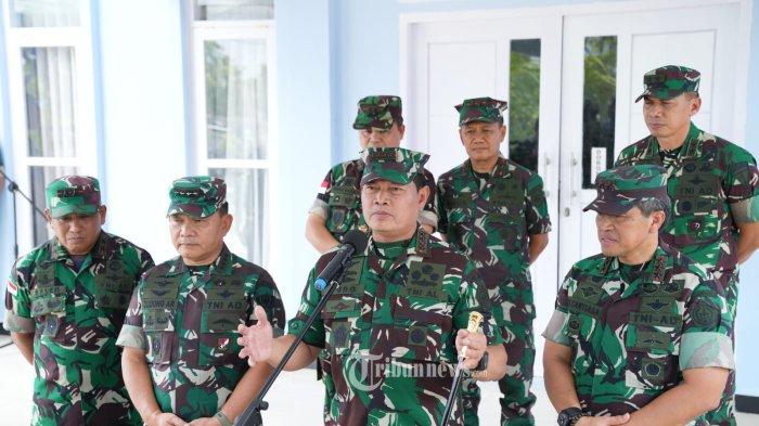 Panglima-TNI-Laksamana-TNI-Yudo-Margono-didampingi-KSAD-Jenderal-TNI-Dudung-Abdurachman.jpg