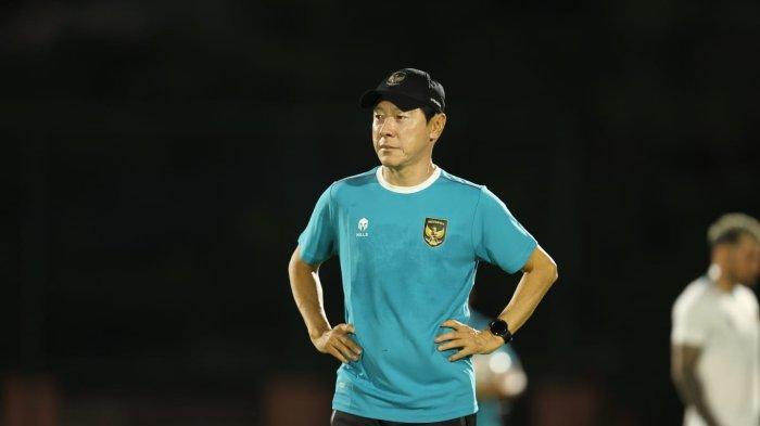 Pelatih-Timnas-Indonesia-Shin-Tae-yong-di-Lapangan-Thor-Surabaya.jpg