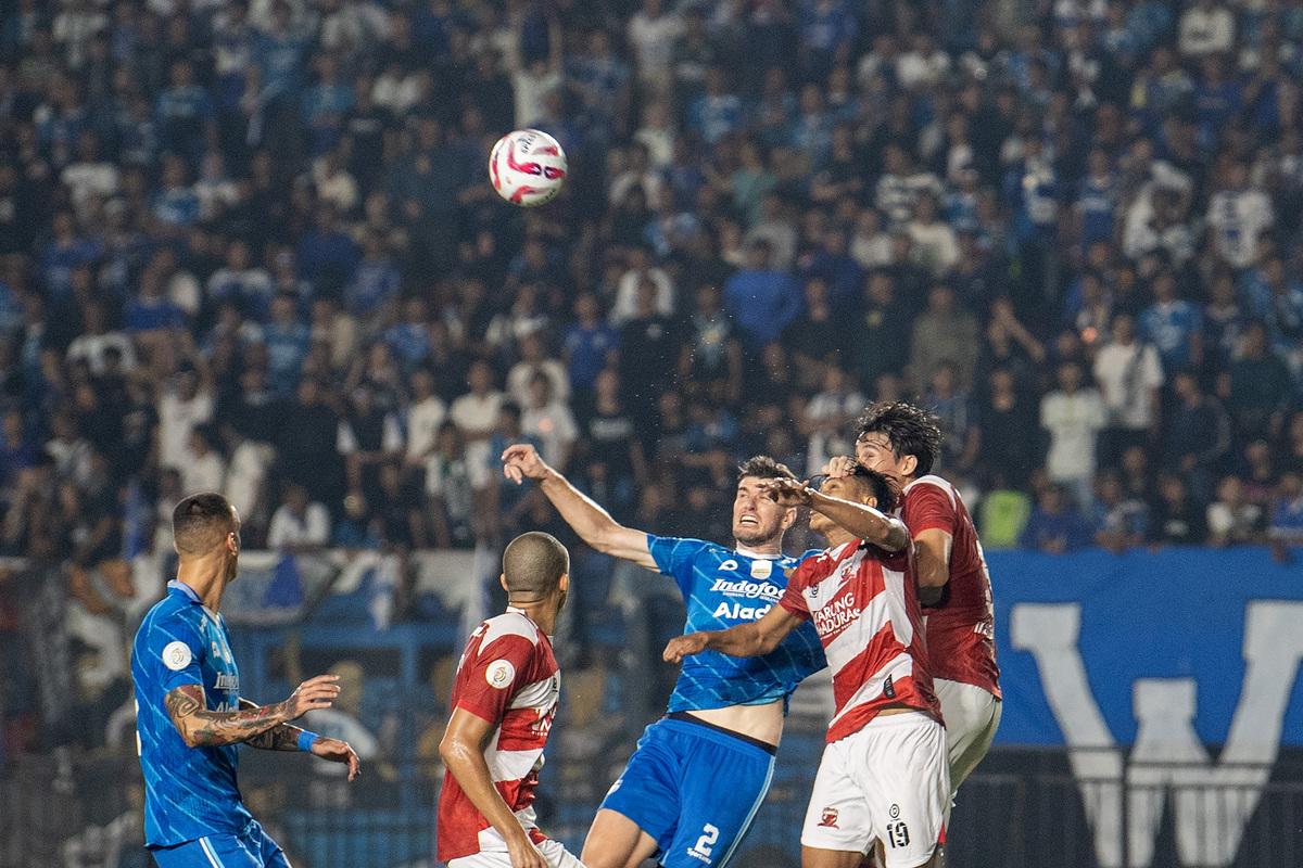 Pemain-Madura-United-Jacob-Mahler-kanan-dan-Fachruddin-Aryanto.jpg