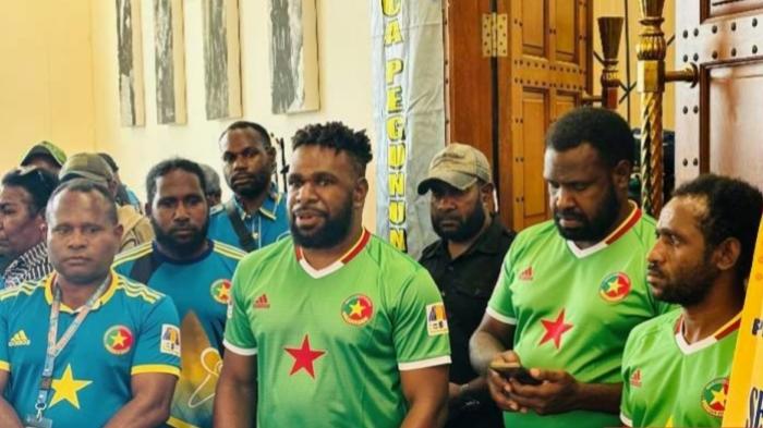 Pemuda-Papua-Pegunungan-Unas-Ginia-saat-melobi-tempat-nobar-Piala-Dunia-2026.jpg