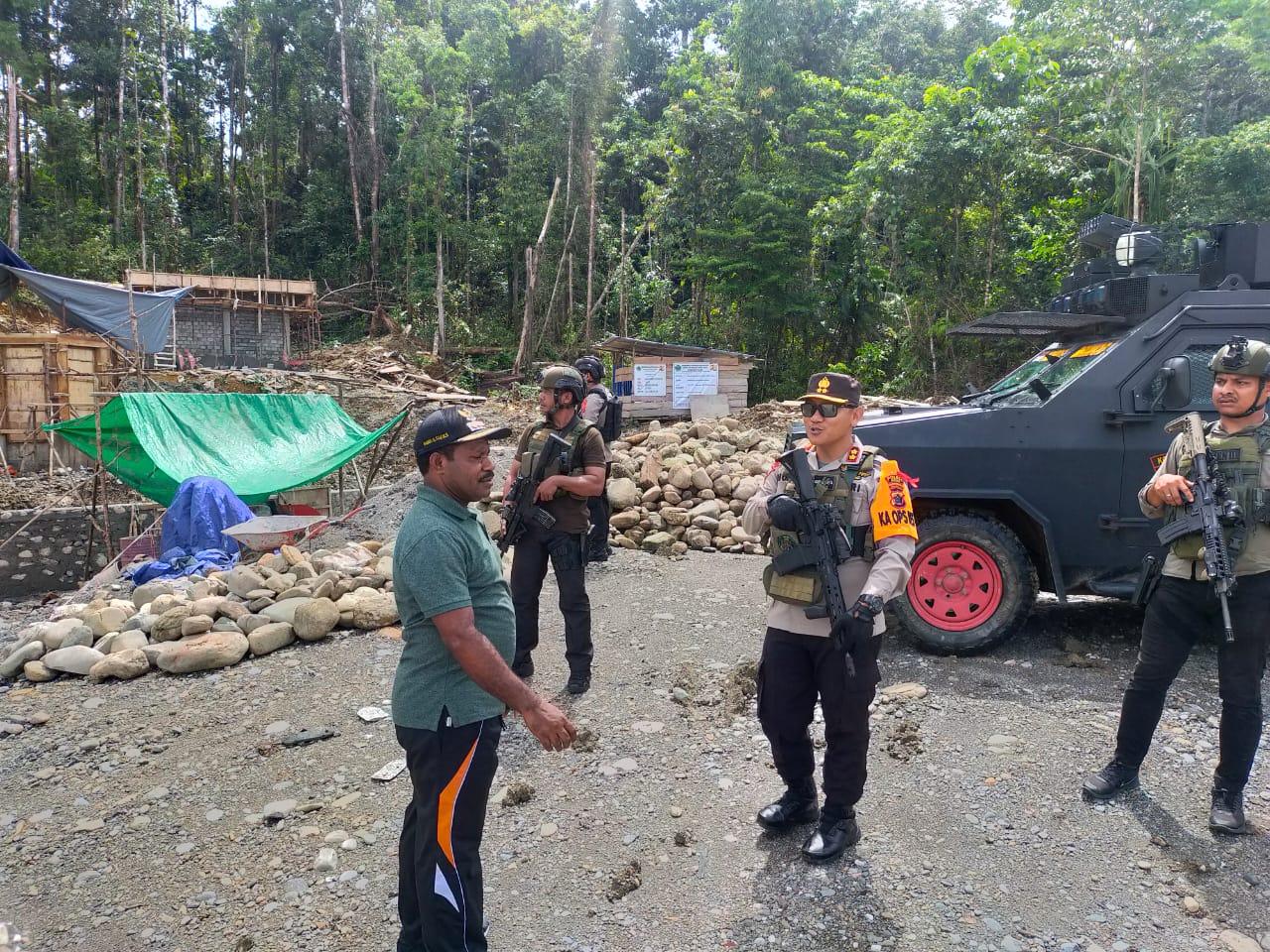 Kapolres dan Penjabat Bupati Nduga Tinjau Pembangunan Penampungan Air Bersih