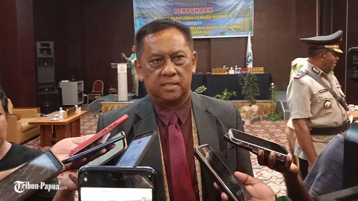 Penjabat-Bupati-Jayapura-Semuel-Siriwa-us.jpg