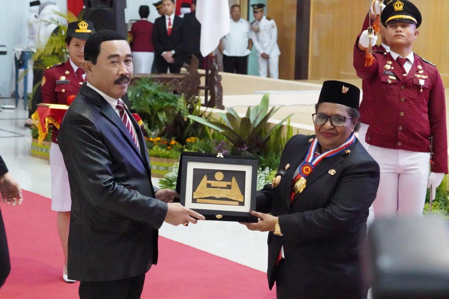 Penjabat-Gubernur-Papua-Tengah-Ribka-Haluk-menerima-penghargaan-Kartika-Pa.jpg