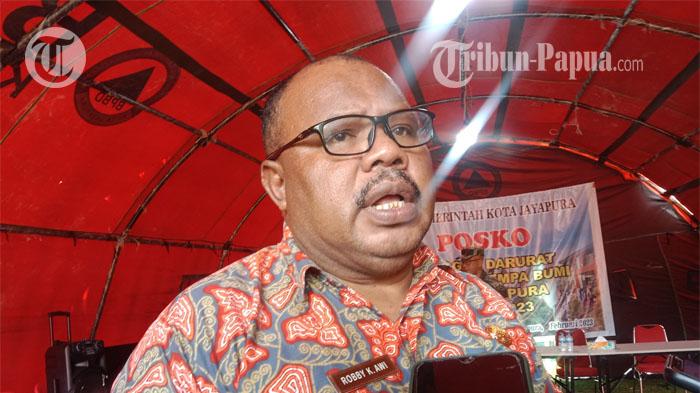 Penjabat-Sekda-Kota-Jayapura-Robby-Awi-di-Posko-gempa.jpg