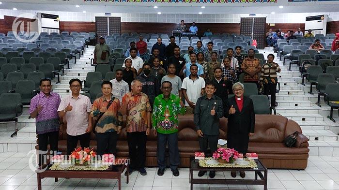 Penjabat-Wali-Kota-Jayapura-Frans-Pakey-ketika-foto-bersama-dengan.jpg
