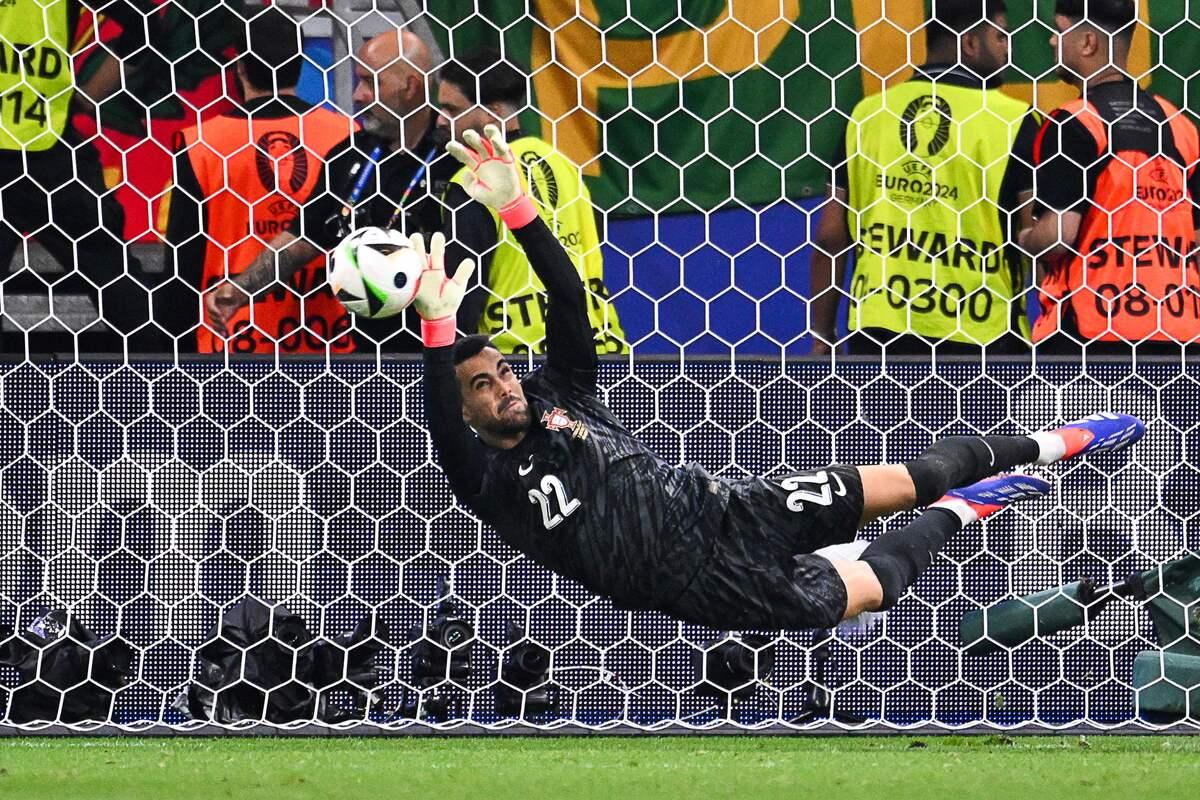 Penjaga-gawang-Portugal-Diogo-Costa.jpg