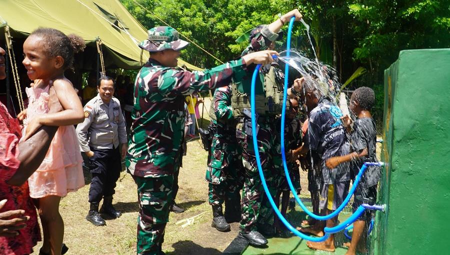 Akhirnya Masyarakat Sota di Perbatasan RI-Papua Nugini Dapat Air Bersih Melalui Program TNI