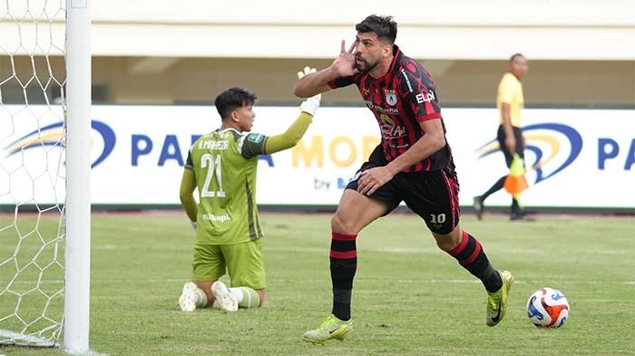 Persipura-Jayapura-saat-menjamu-Persela-Lamo.jpg