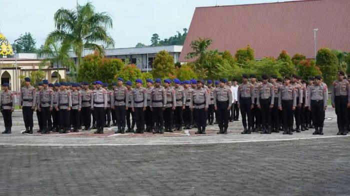 Personel-Polda-Papua-Barat-menerima-arahan-Wakapolda-Papua-Barat-Senin-1152026.jpg