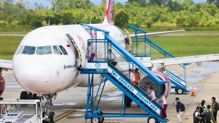 Pesawat-Batik-Air-saat-parkir-di-Bandara-Douw-Aturure-Nabire-Kamis-2242026.jpg