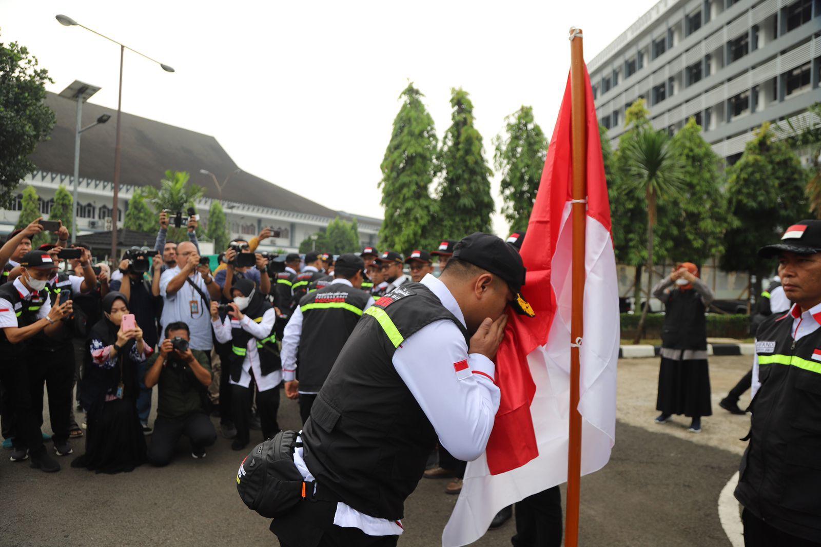 Petugas-Haji-Cium-Bendera.jpg