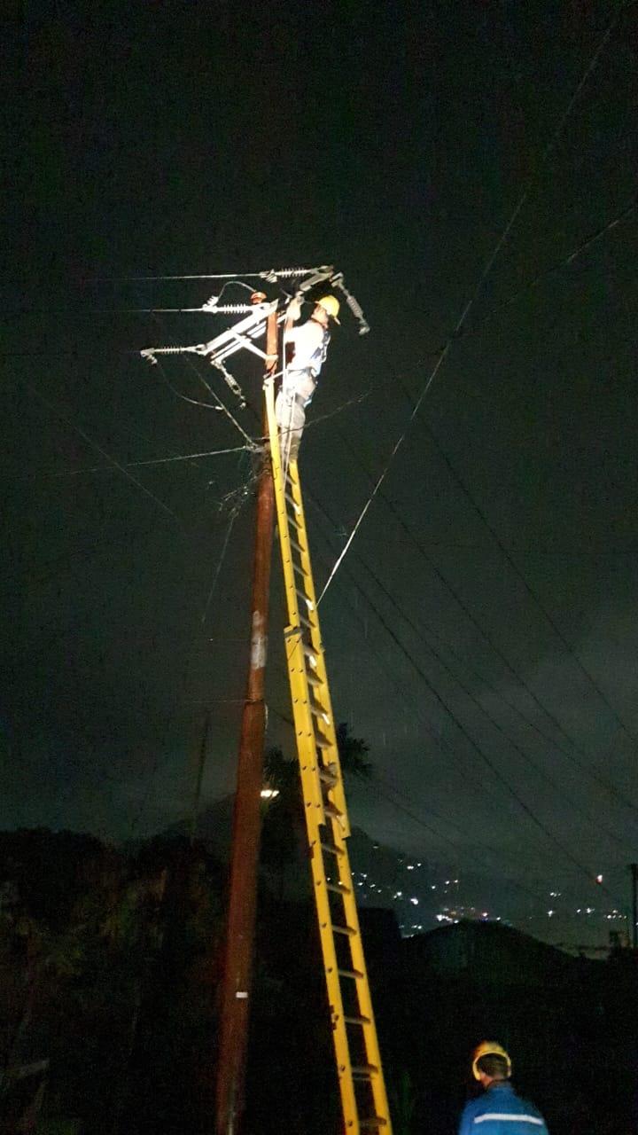 Petugas-PLN.jpg
