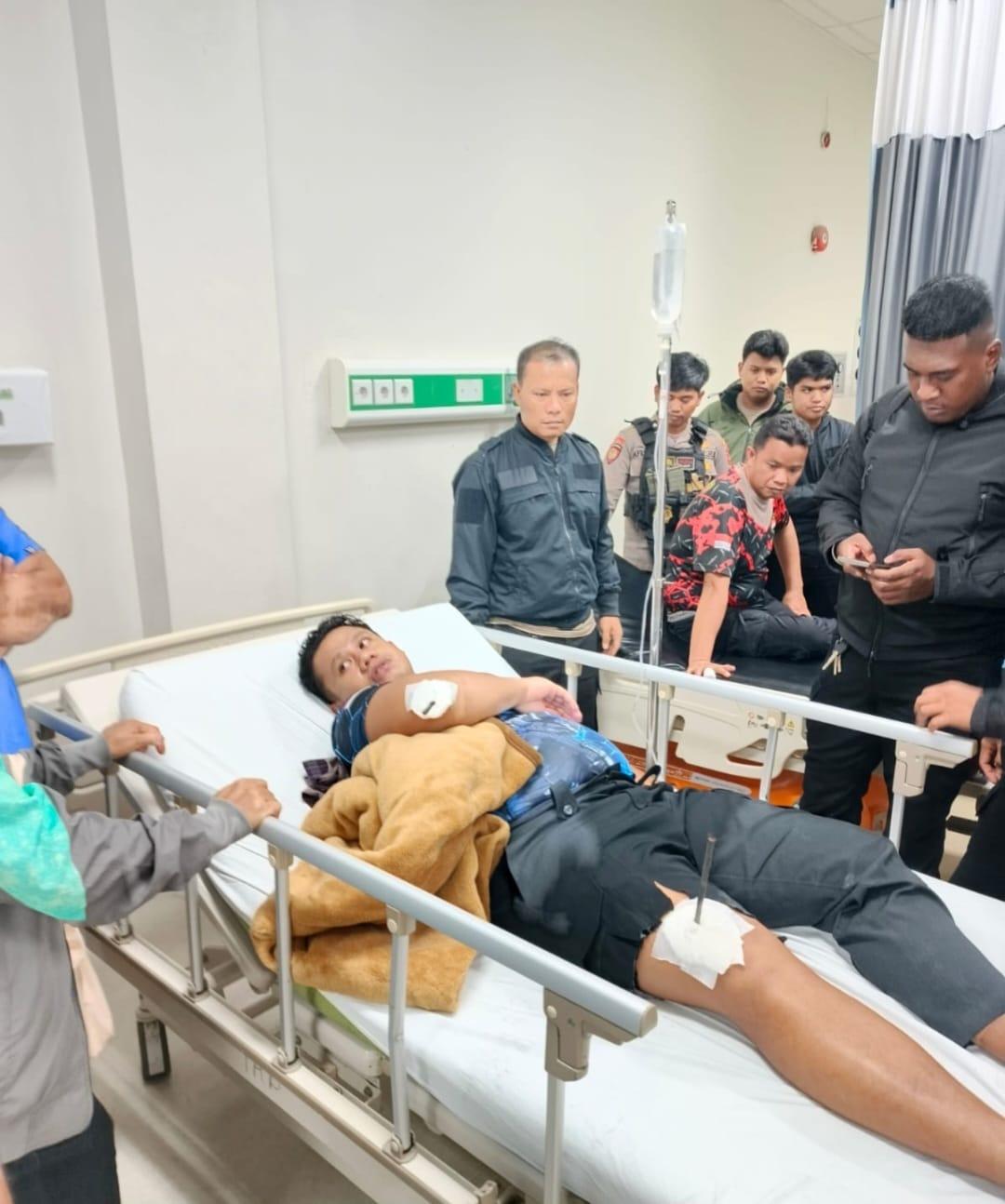 Polisi-Mimika-Kena-Panah.jpg